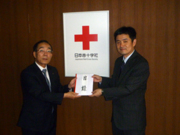 左:日本赤十字社福岡県支部･岡田弘明事務局長/右:弊社代表取締役･立石寿雄