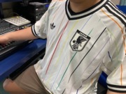 日本のアウェーユニフォームを着てテンション上げて<br>番組に臨んでいます⚽
